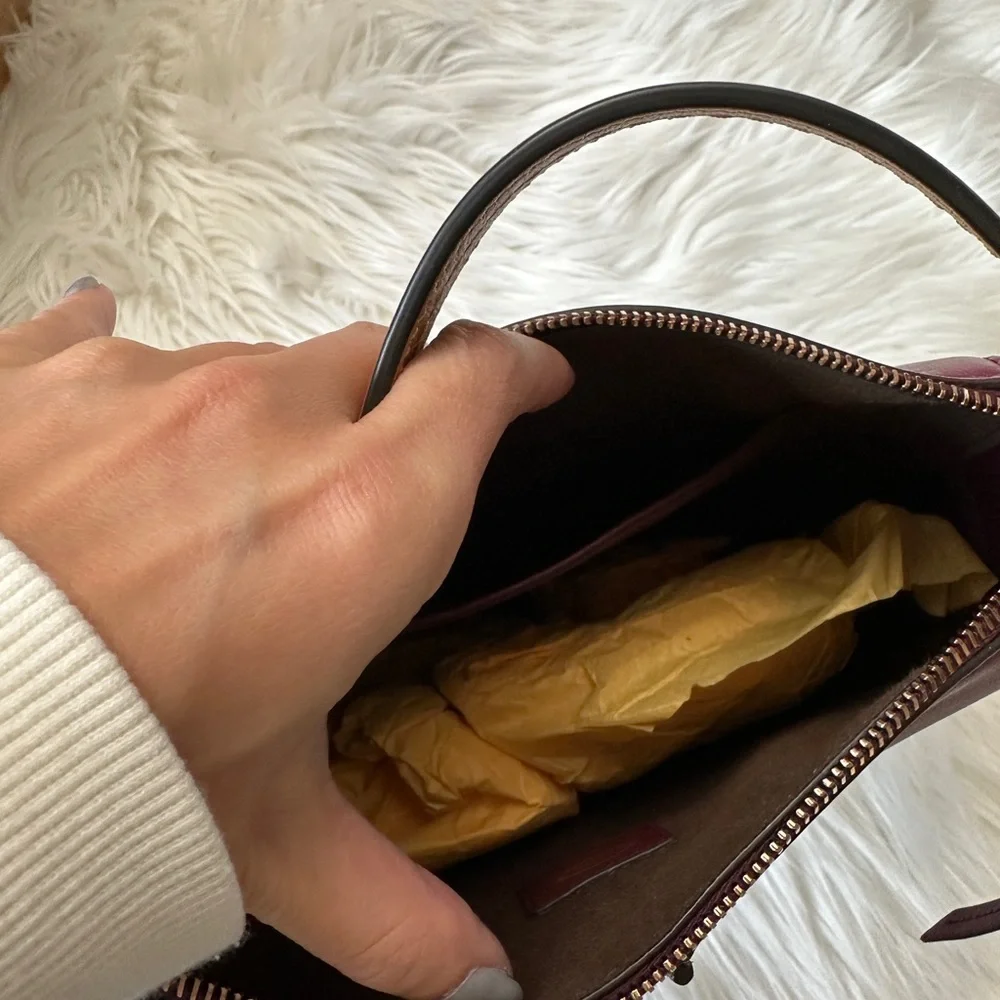 Tod’s Timeless Hobo Bag in Leather Small - Picture 11 of 14